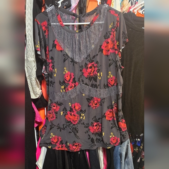 ❄️❄️ NWOT TORRID 2X Studio Knit Crew Neck Lace Inset Short Sleeve Peplum Top - Picture 2 of 5